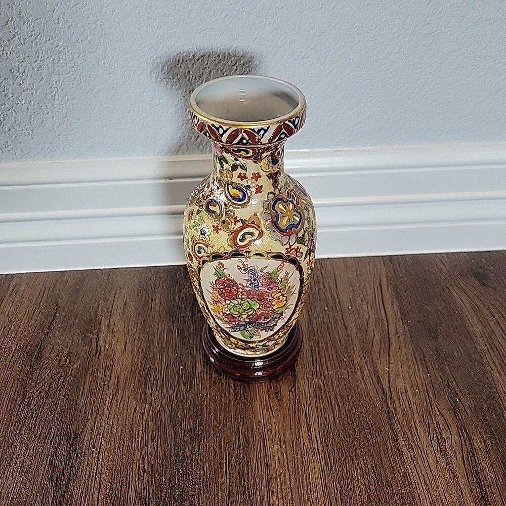 Vtg Chinese Satsuma Style Hand Painted Gold Moriage Porcelain Vase 8” wood base